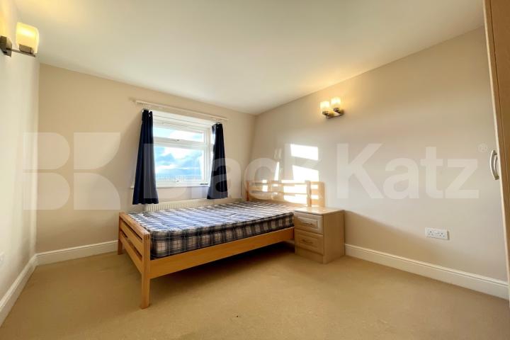 Bright & airy top floor four bedroomed apartment with two bathrooms Farnan Road  - Farnan Lodge, Streatham